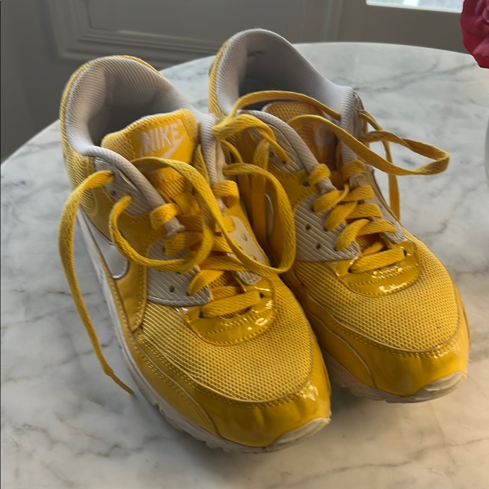 Nike Yellow Sneakers with Retro Design and Comfortable Padding